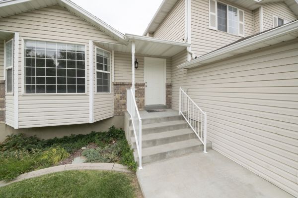 Cost of White Vinyl Siding Replacement in Salem